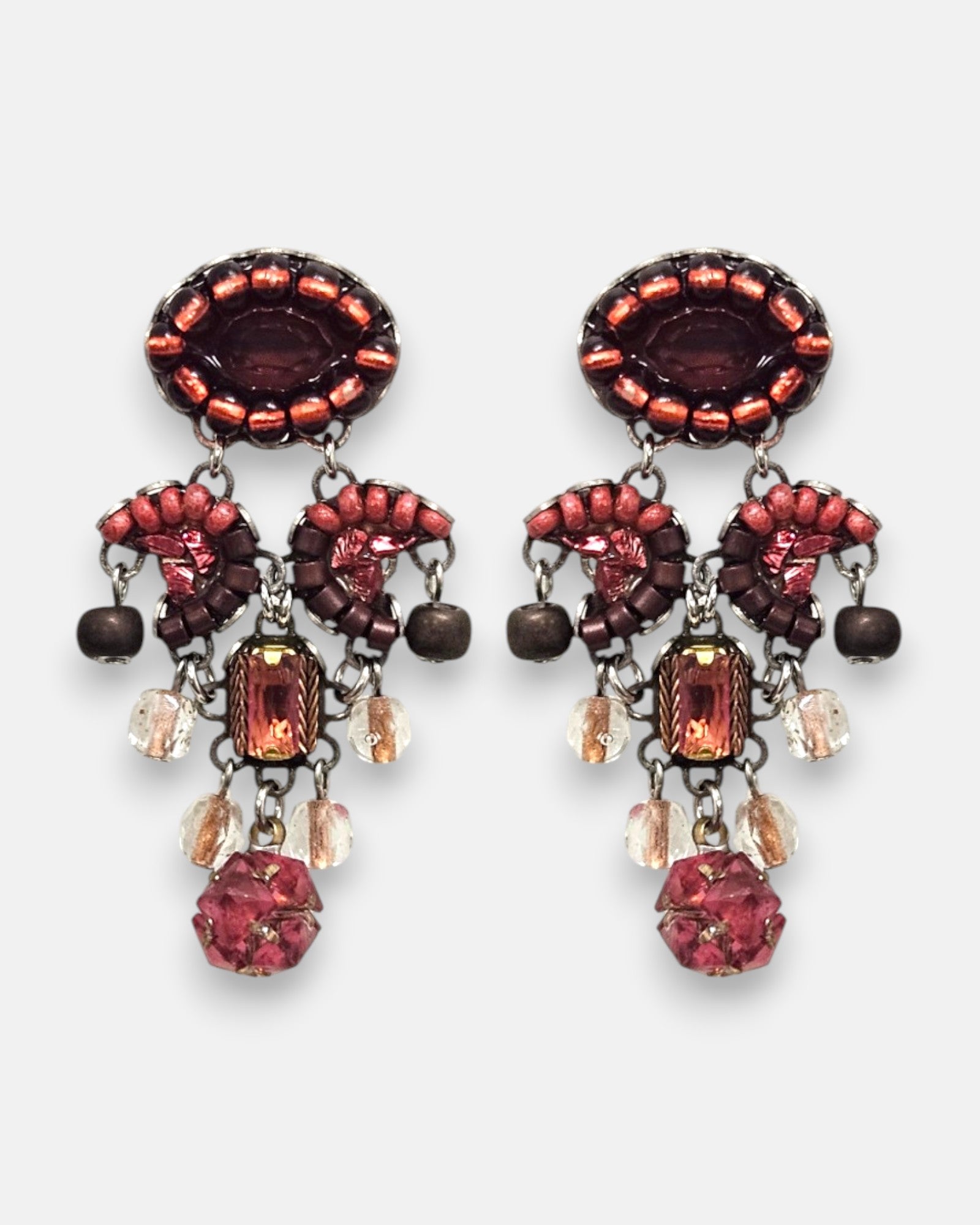 pendientes expuesto de frente sobre fondo neutro, destacando su silueta simétrica con el botón ovalado granate, los cristales rectangulares rosas y los abalorios inferiores.