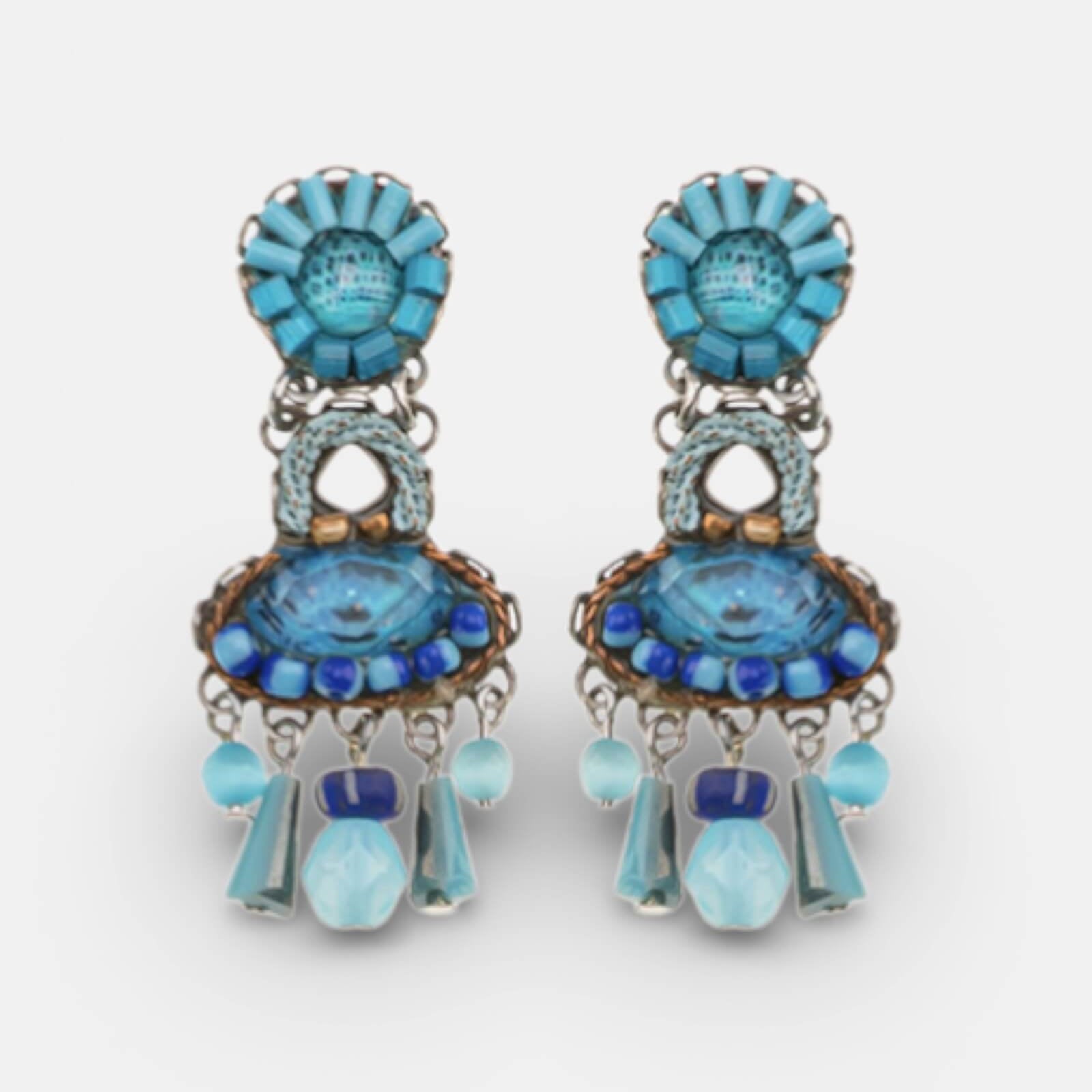 Vista frontal del par de pendientes Horizon de Ayala Bar sobre fondo blanco.