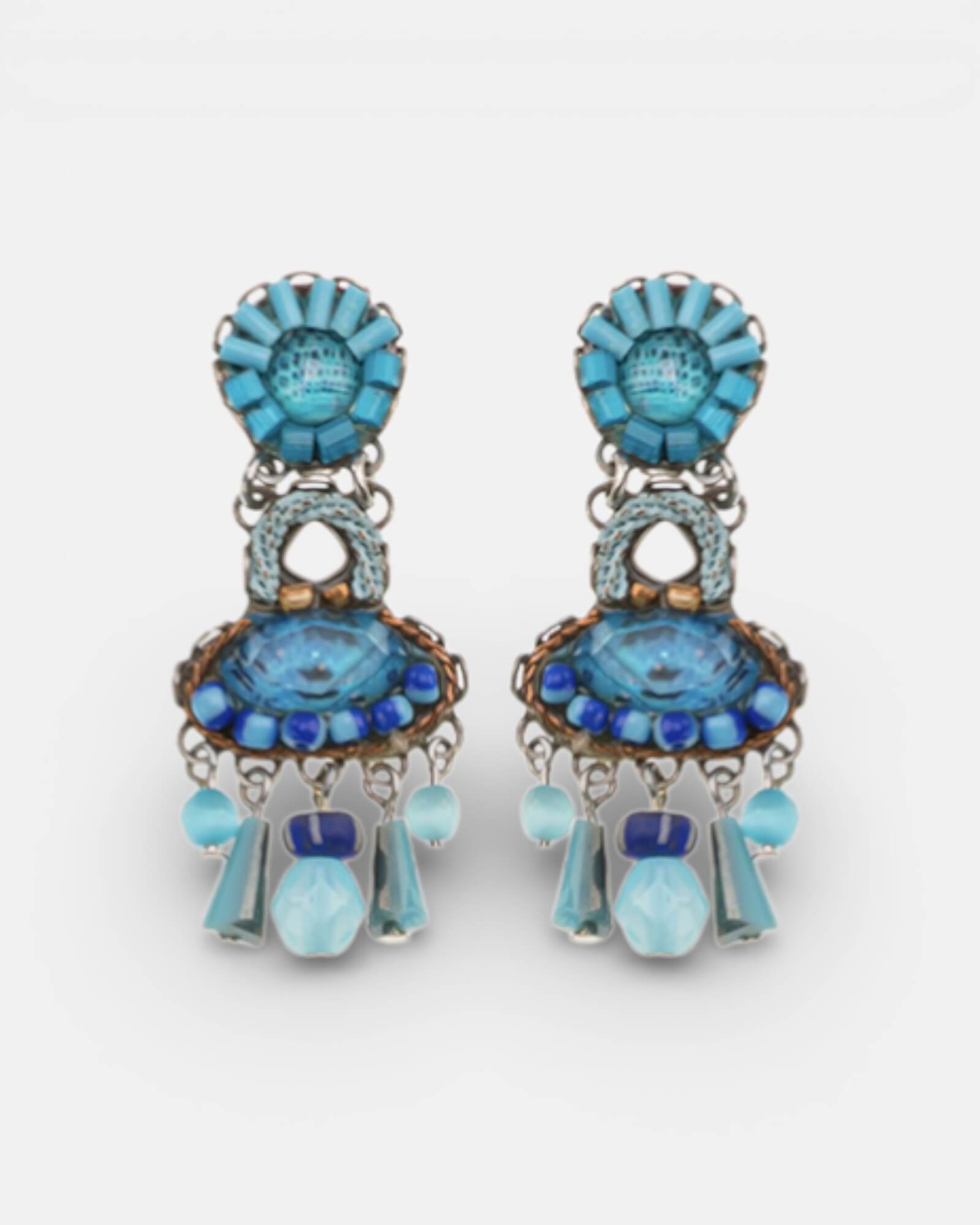 Vista frontal del par de pendientes Horizon de Ayala Bar sobre fondo blanco.