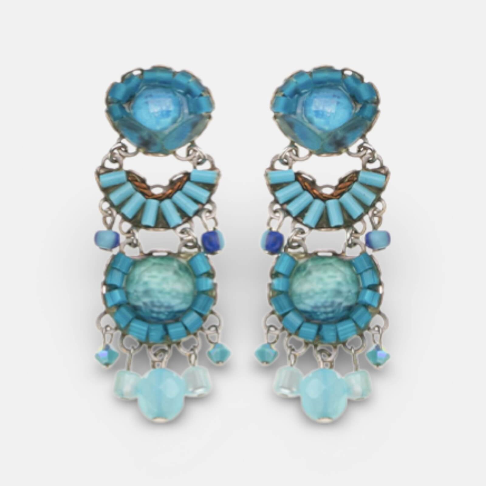 Vista frontal del par de pendientes Estival de Ayala Bar sobre fondo blanco.