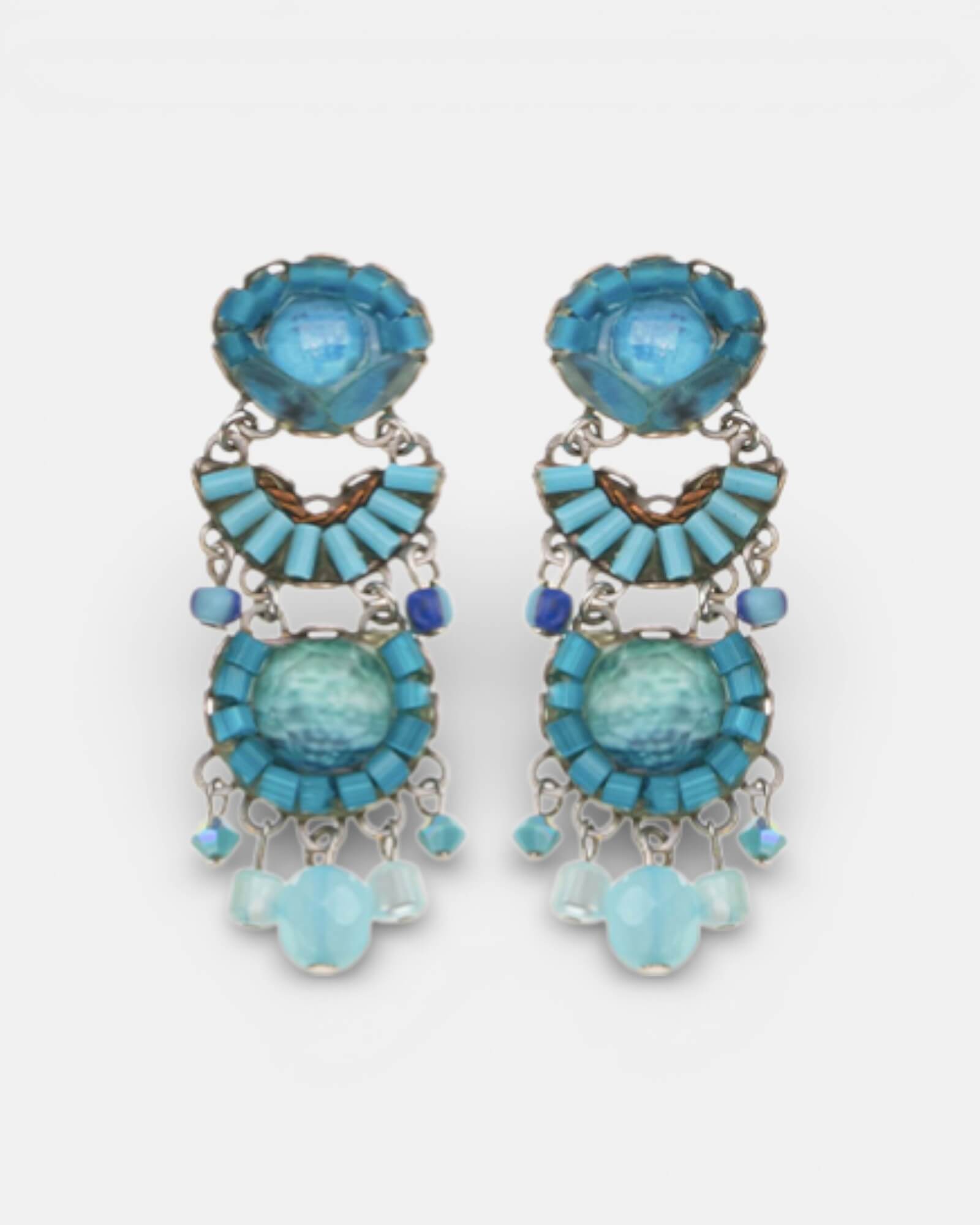 Vista frontal del par de pendientes Estival de Ayala Bar sobre fondo blanco.