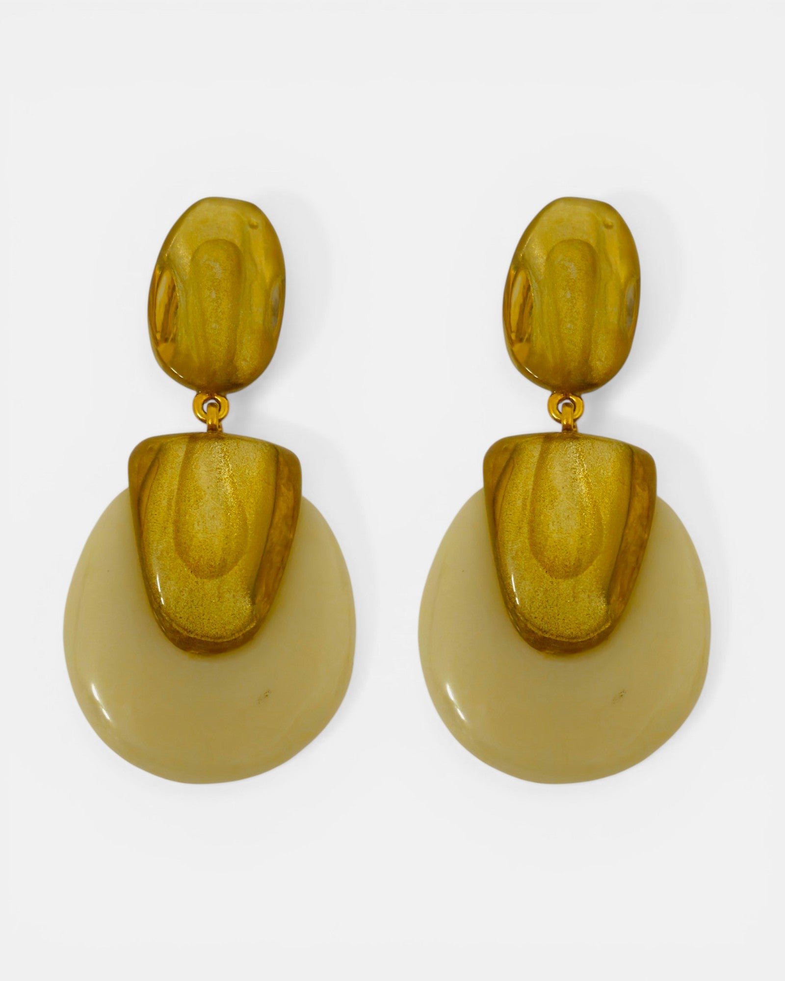 Pareja de pendientes orgánicos Calista de Dominique Denaive en cascada de resina blanca nacarada y botón superior sobre fondo blanco.