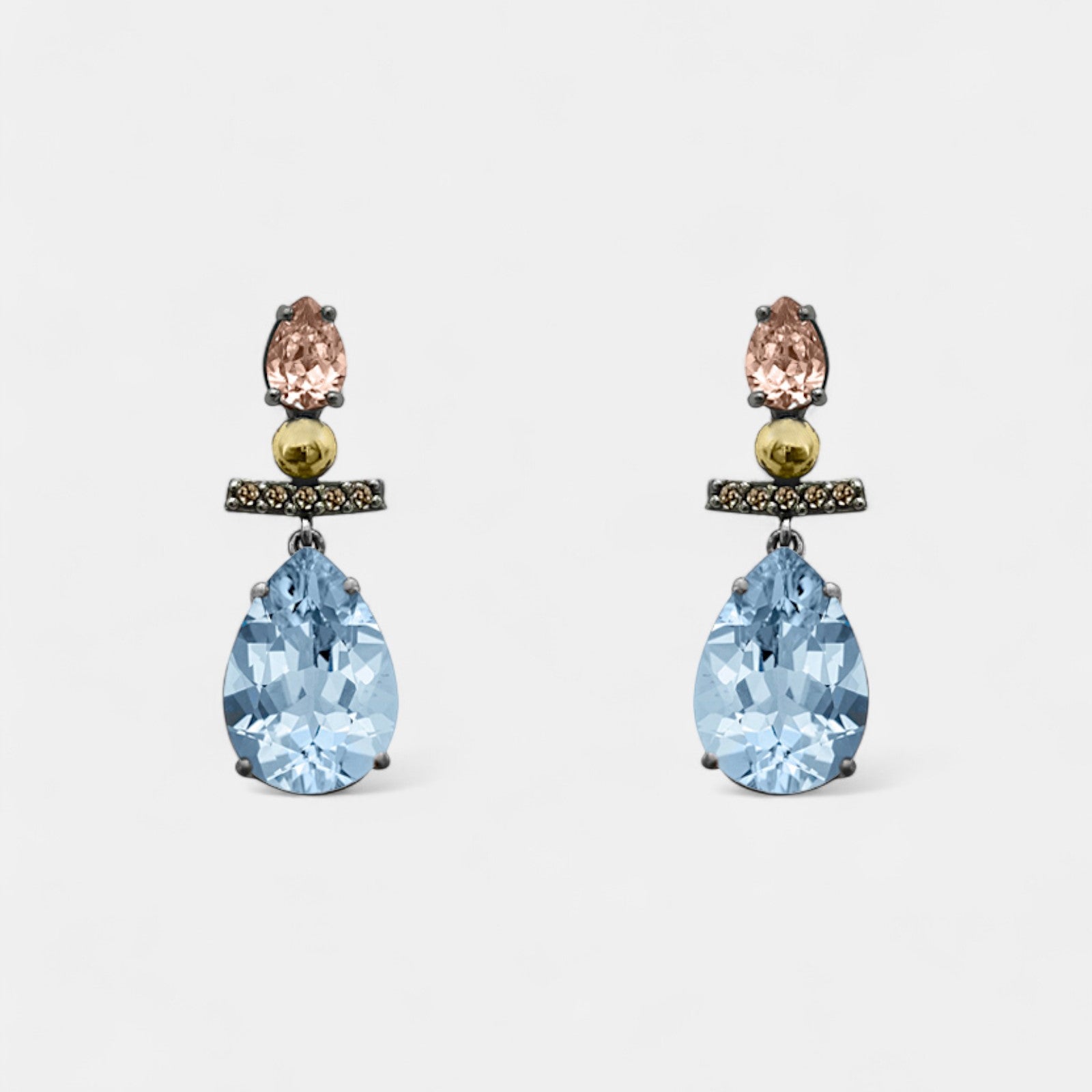 Pareja de pendientes largos Bohemme Azure Drop con piedra azul en talla pera y pavé sobre plata oxidada.