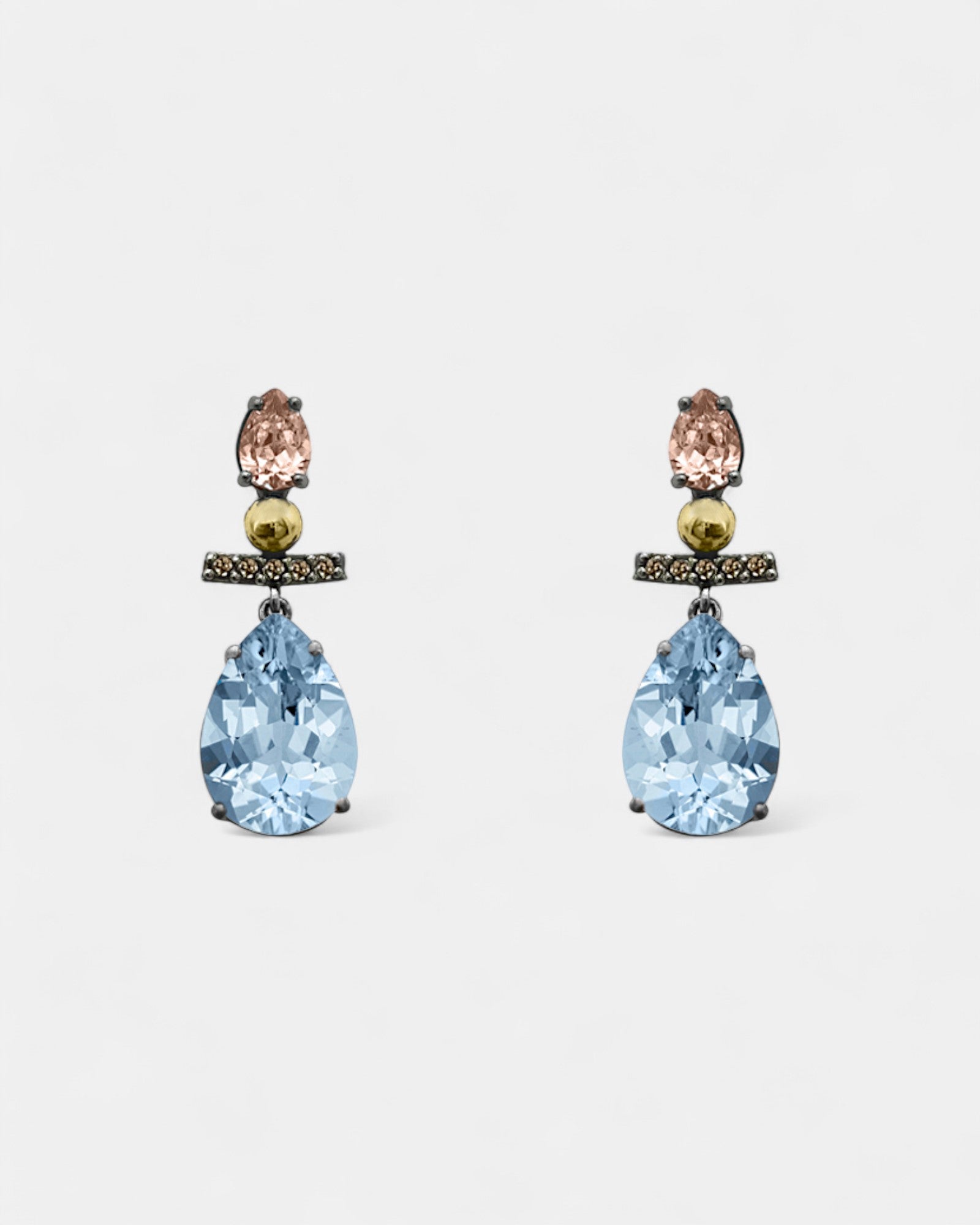 Pareja de pendientes largos Bohemme Azure Drop con piedra azul en talla pera y pavé sobre plata oxidada.