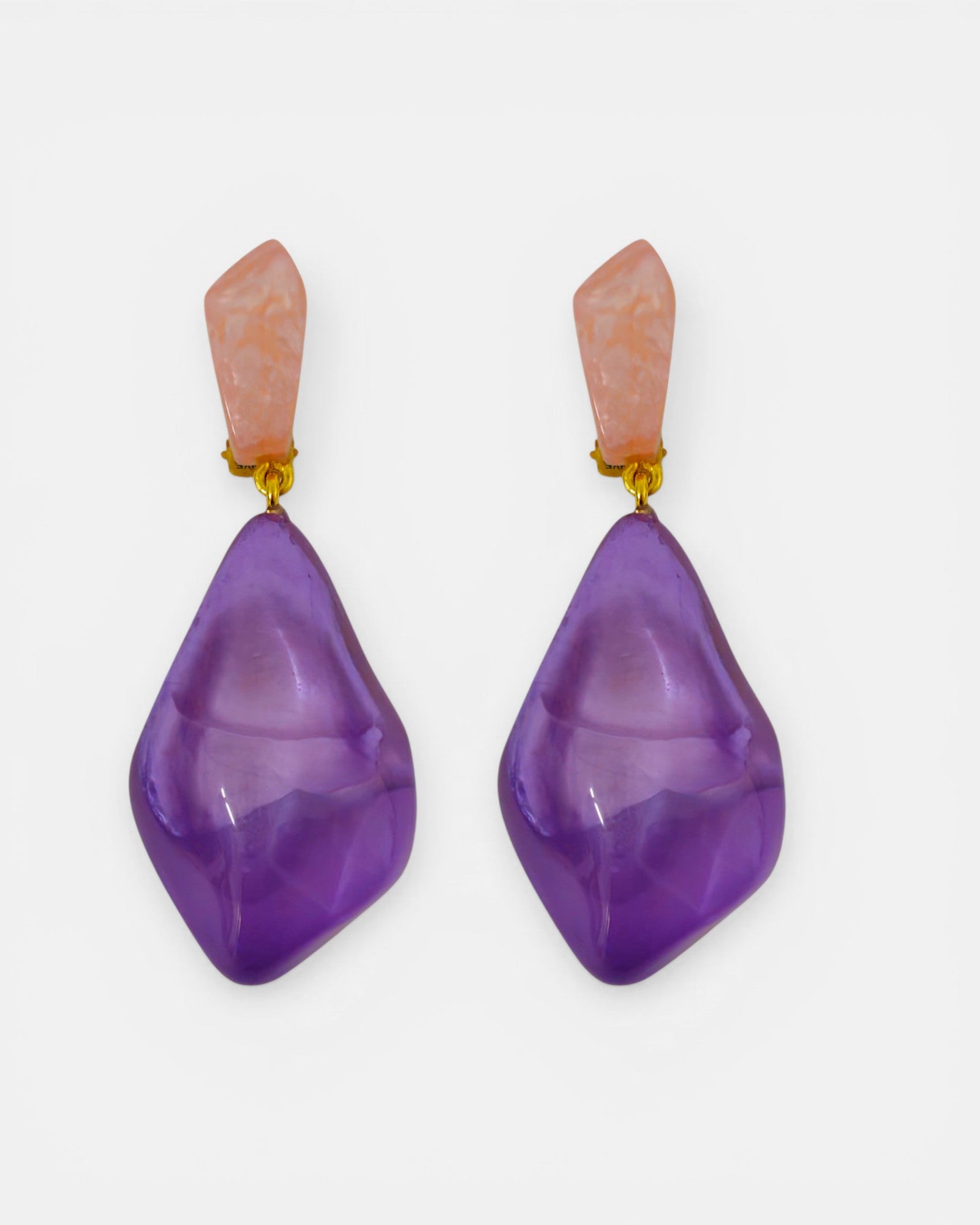 Pareja de pendientes largos Harel de Dominique Denaive con gota violeta y botón rosa sobre fondo blanco.