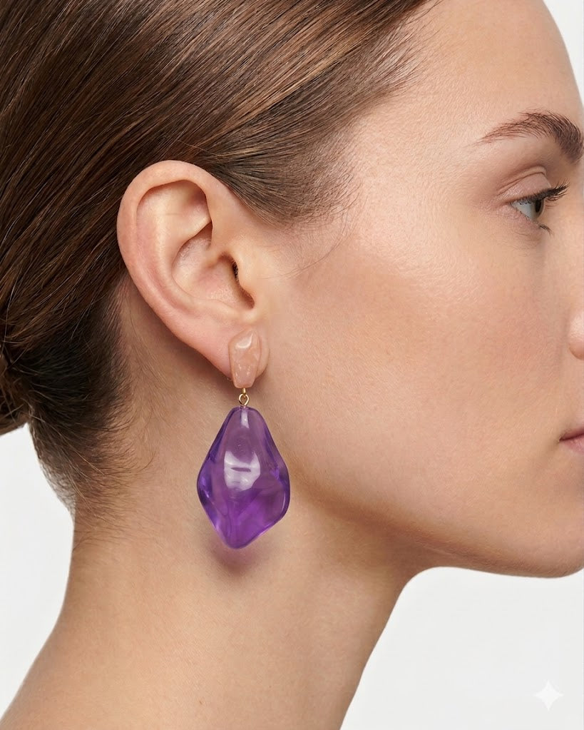 Perfil de modelo luciendo los pendientes Harel Violet, resaltando su tamaño statement y elegancia contemporánea.