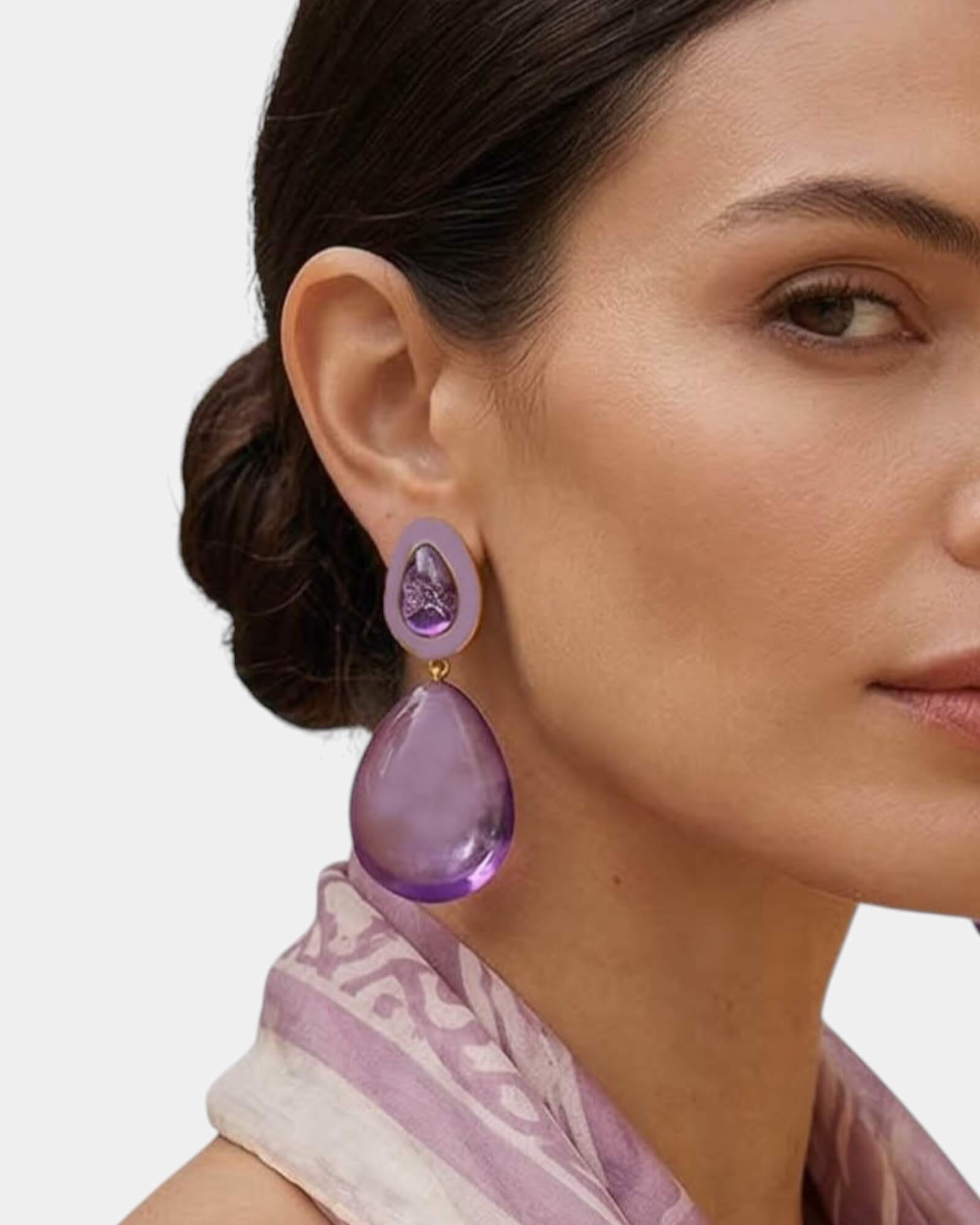 Mujer luciendo los pendientes Ivana Mauve, resaltando su tamaño statement y cómo iluminan el rostro con un look sofisticado.