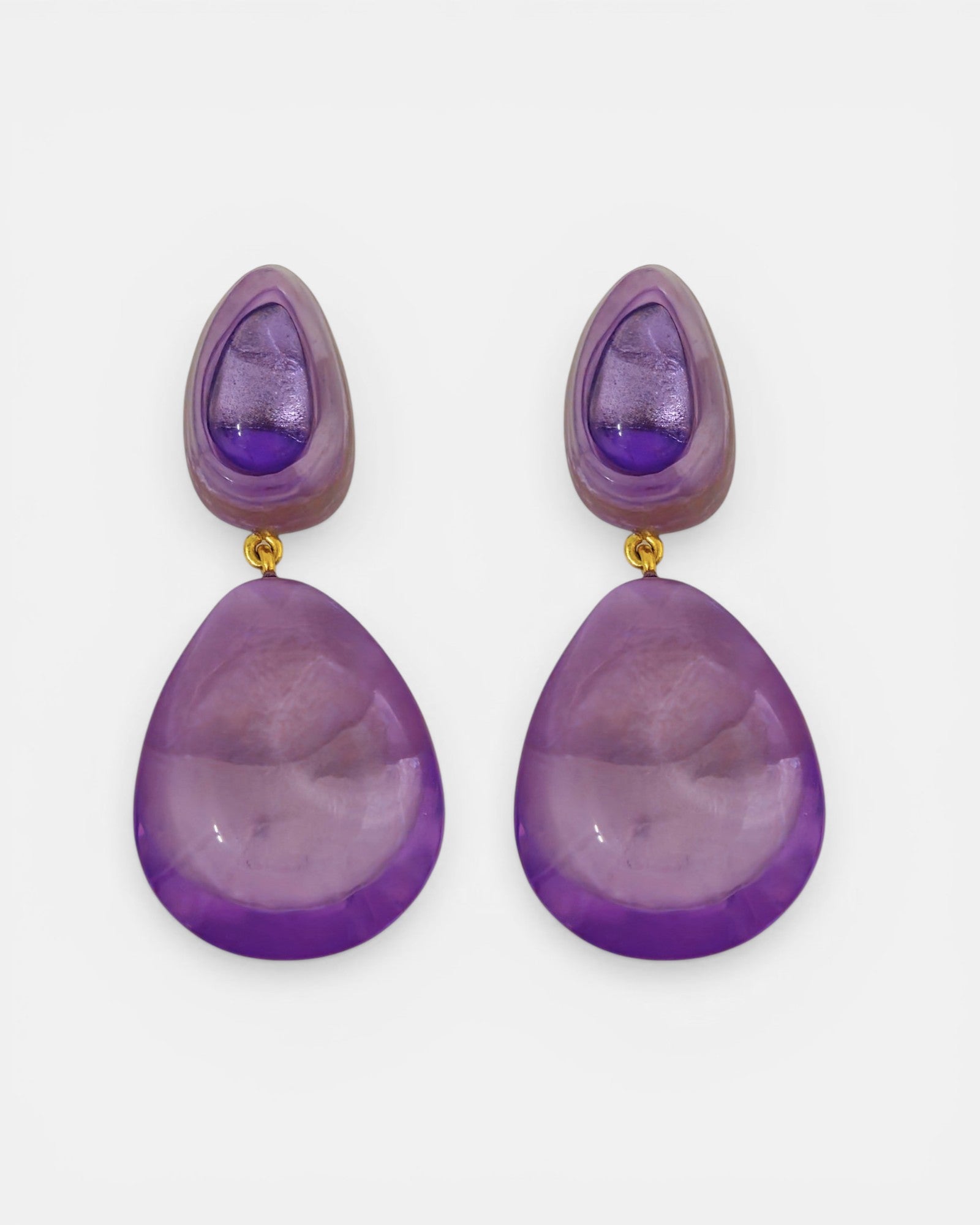 Pareja de pendientes largos Ivana de Dominique Denaive en resina color malva con diseño de lágrima sobre fondo blanco.