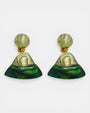 Pareja de pendientes Simone de Dominique Denaive con diseño de abanico en resina verde matcha y cabujón superior.