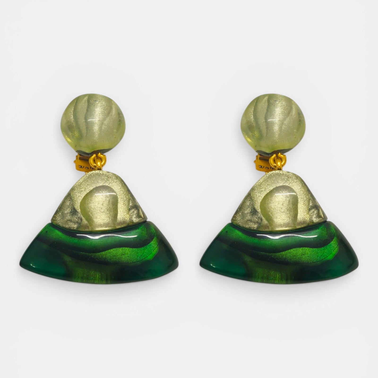 Pareja de pendientes Simone de Dominique Denaive con diseño de abanico en resina verde matcha y cabujón superior.