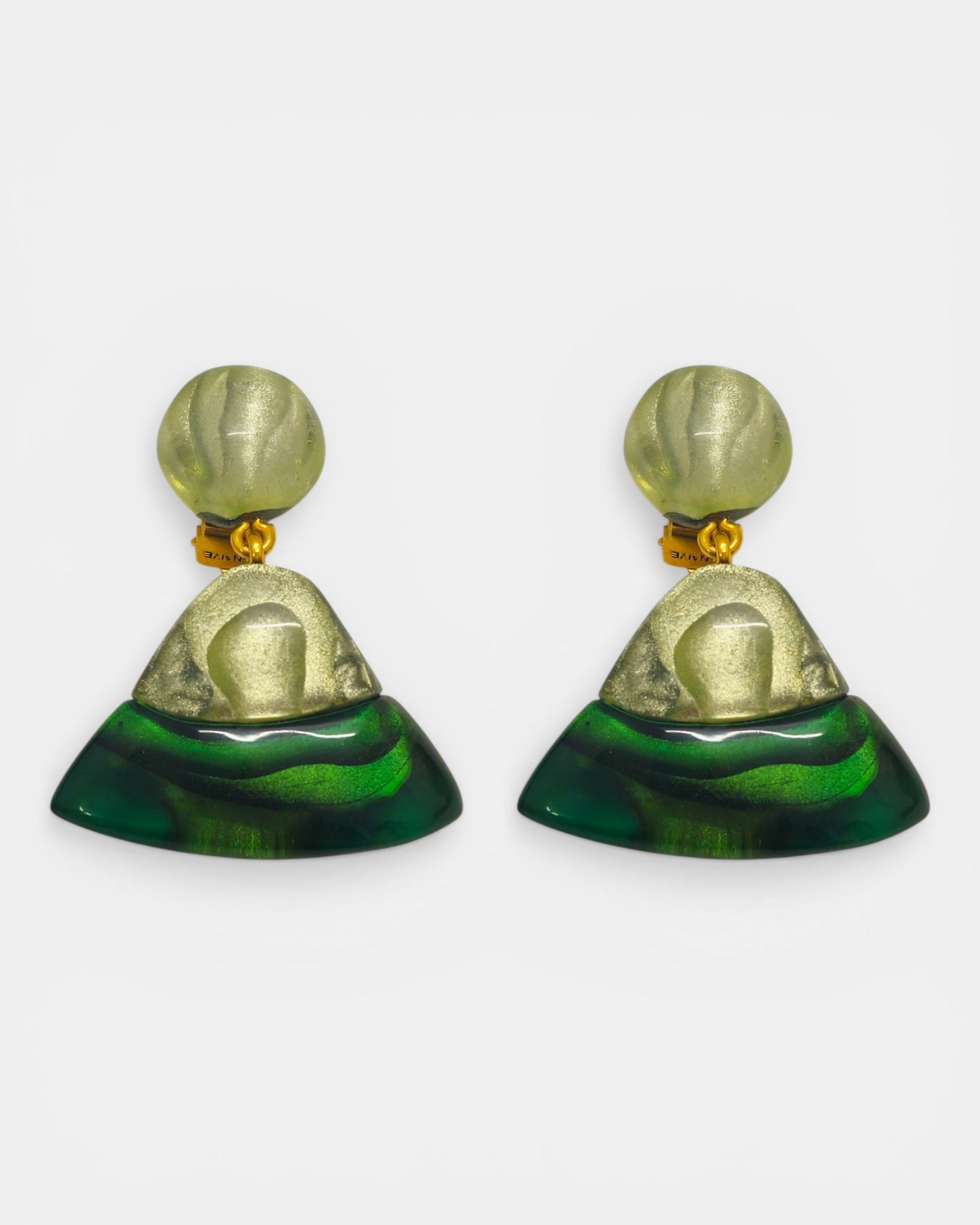 Pareja de pendientes Simone de Dominique Denaive con diseño de abanico en resina verde matcha y cabujón superior.