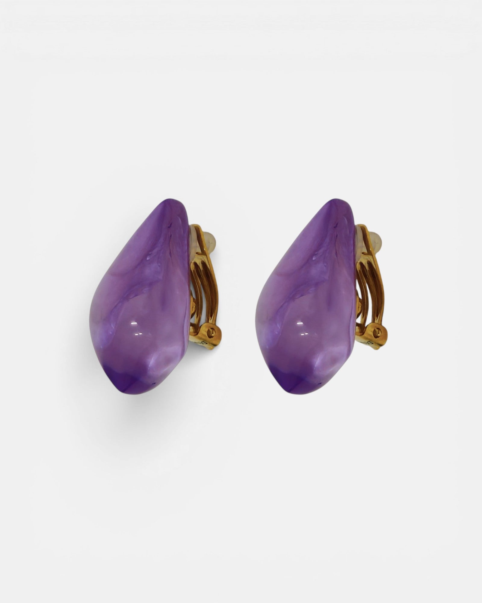 Vista lateral de los pendientes Violet resaltando el cierre de clip bañado en oro y las vetas de la resina.