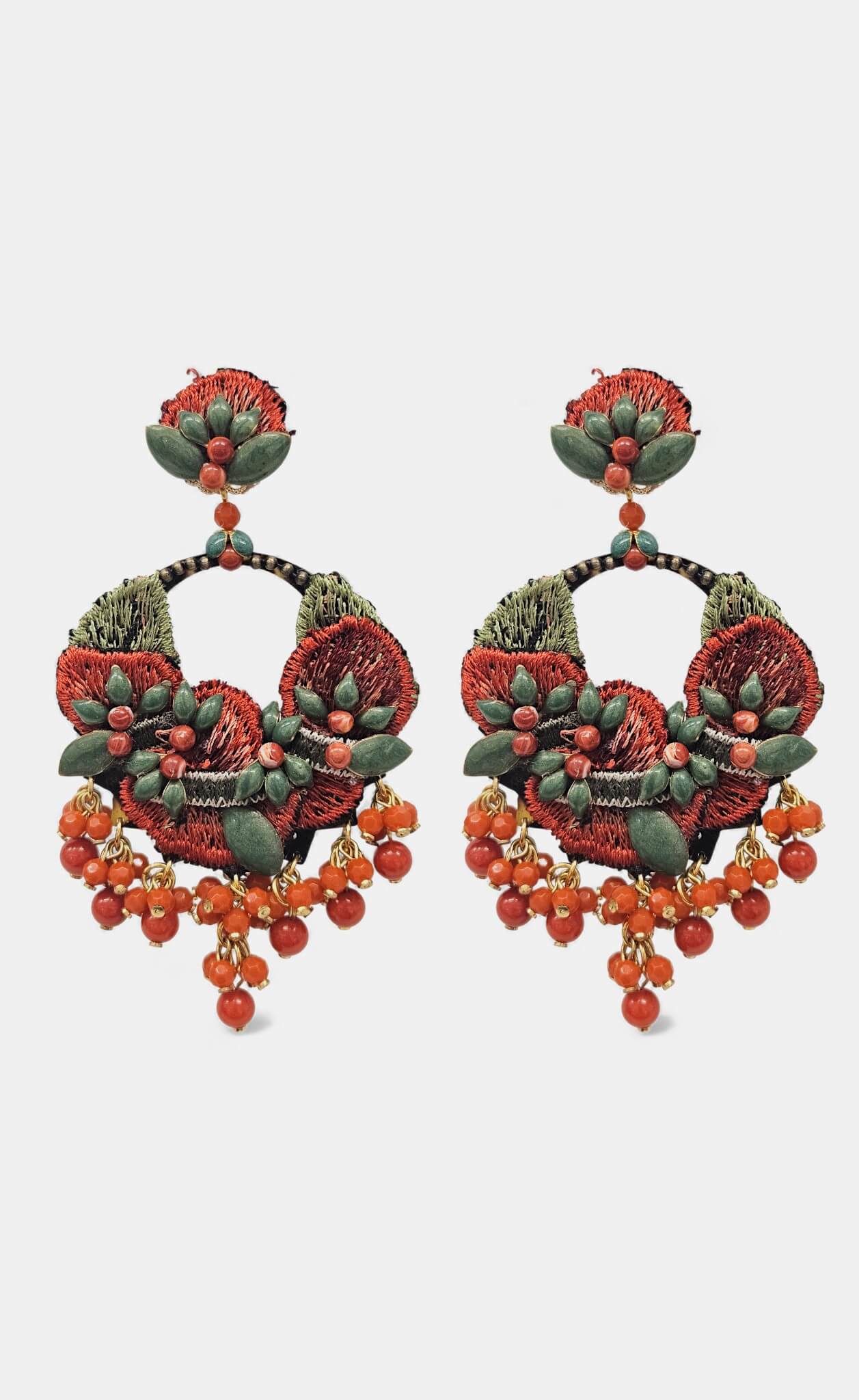 Pareja de pendientes Dublos con bordado floral artesanal en rojo coral y verde, con caída de bolas de piedra naturales sobre fondo blanco.