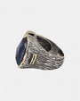 Perfil de anillo ancho con relieve efecto corteza y placa grabada de Gabriela Styliano