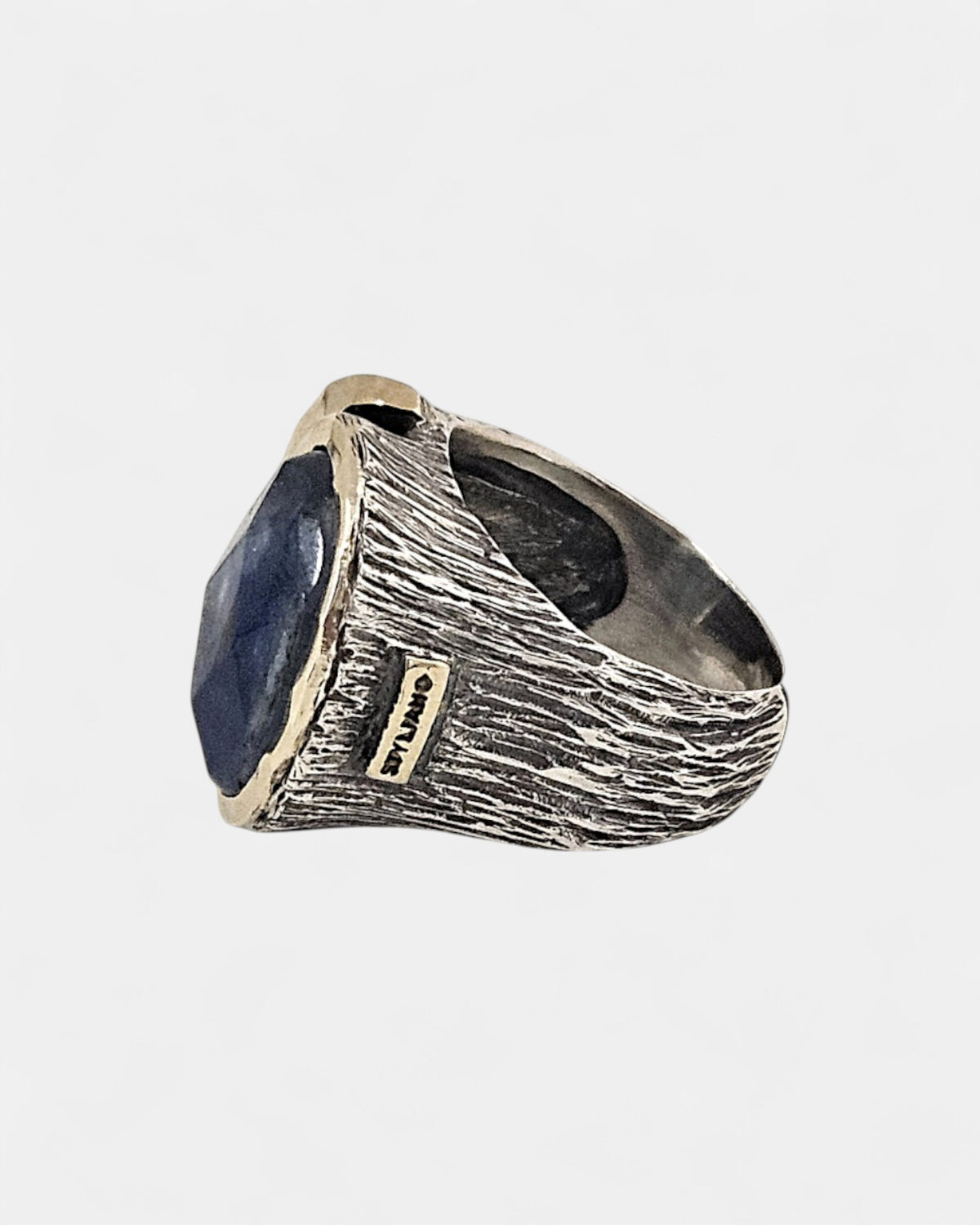 Perfil de anillo ancho con relieve efecto corteza y placa grabada de Gabriela Styliano