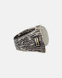 Perfil de anillo ancho con relieve efecto corteza y placa grabada de Gabriela Styliano