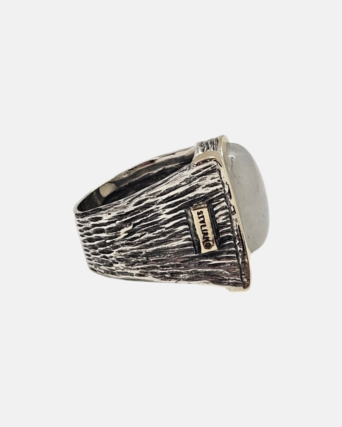 Perfil de anillo ancho con relieve efecto corteza y placa grabada de Gabriela Styliano