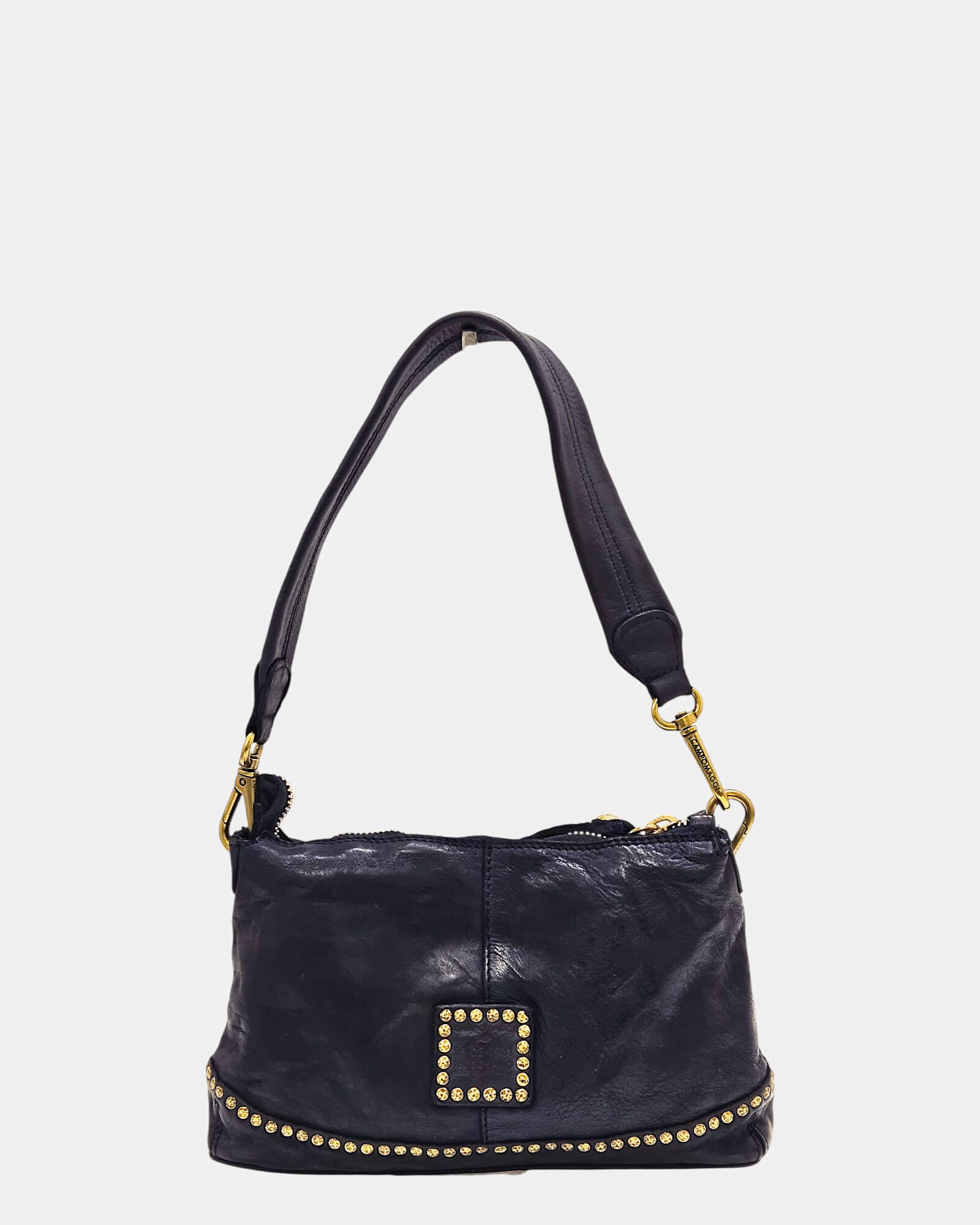 Parte posterior del bolso Campomaggi azul mostrando el logo cuadrado con tachuelas.