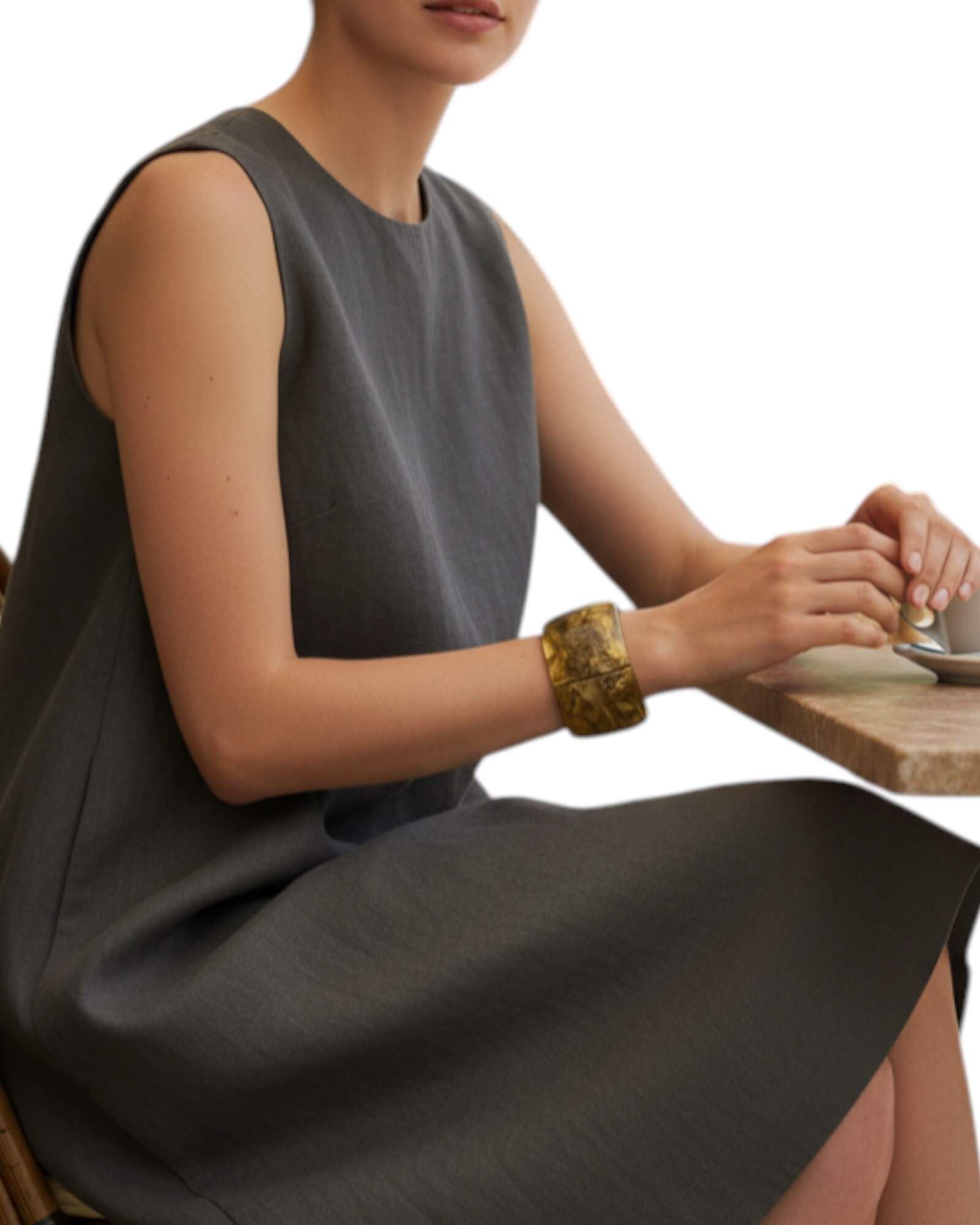 Mujer luciendo el brazalete ancho Coline con un vestido gris oscuro, resaltando su volumen y sofisticación en un entorno cotidiano.