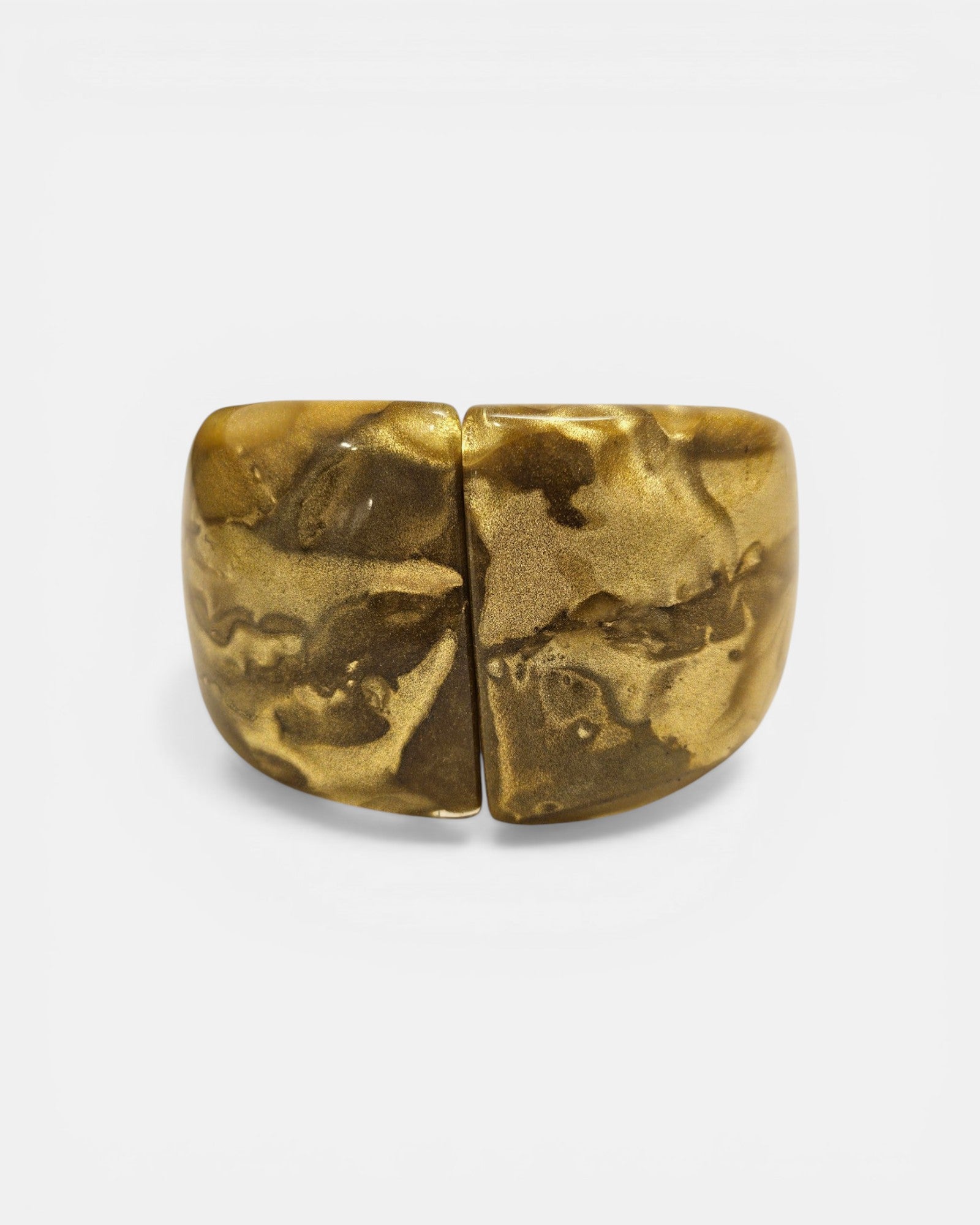 Vista frontal del brazalete Coline de Dominique Denaive donde se aprecia la bisagra central y el efecto River Gold de la resina.
