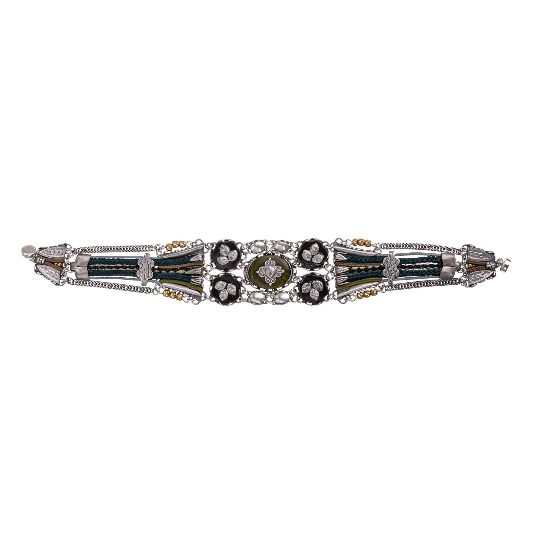 pulsera de Ayala Bar extendida horizontalmente en su totalidad, detallando el gran cabujón verde central, las placas con motivos de hojas y las tiras de hilo trenzado.