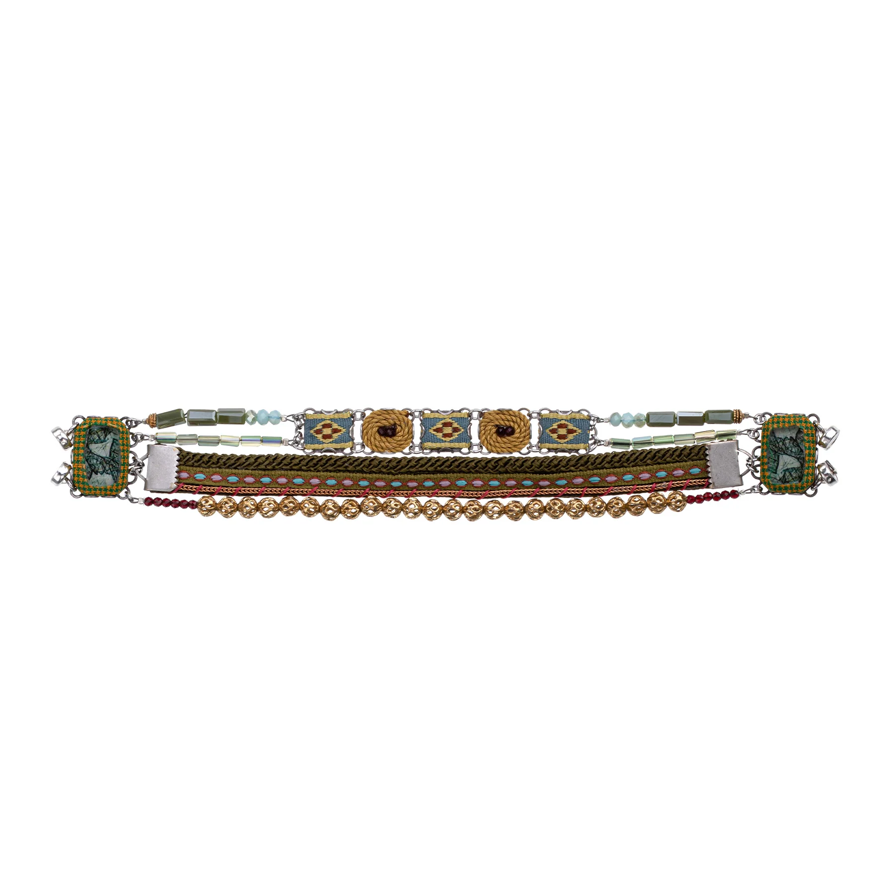 pulsera de Ayala Bar extendida horizontalmente sobre un fondo blanco, revelando sus diferentes tiras trenzadas, cuentas doradas y los broches rectangulares plateados de los extremos.