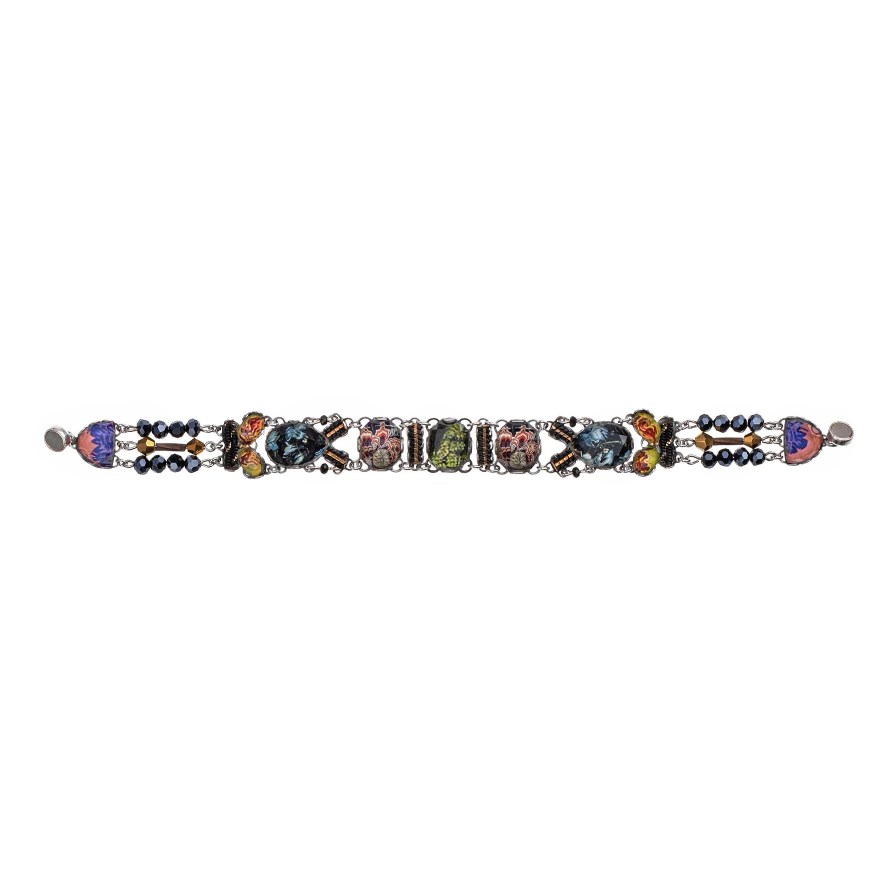 pulsera de Ayala Bar completamente extendida en horizontal, revelando su secuencia de mosaicos textiles, cuentas facetadas oscuras en los laterales y sus terminales magnéticos.