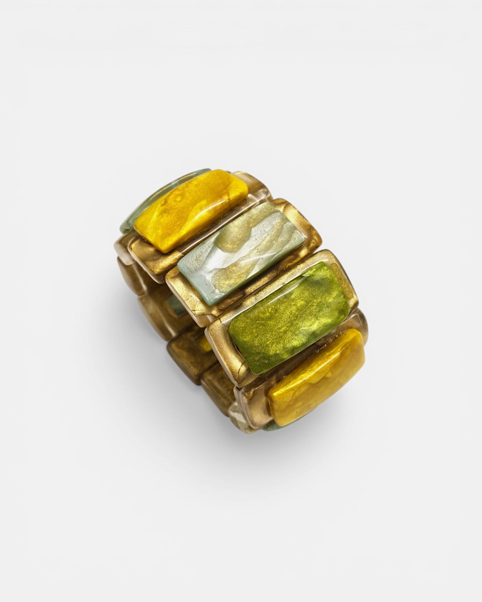 Detalle superior del brazalete Laika donde se aprecia la transparencia y el brillo de la resina artesanal.