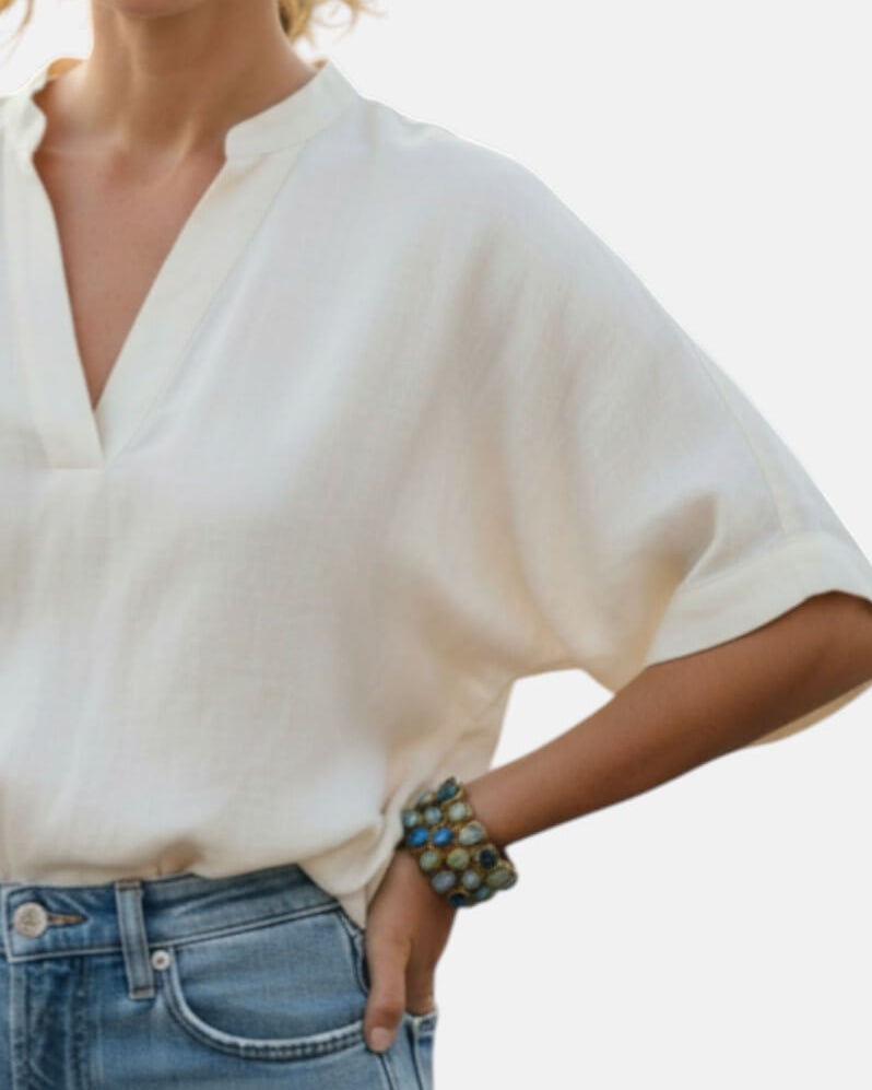 Mujer luciendo la pulsera Teria Multisky con un look casual de jeans y blusa de lino, resaltando su versatilidad y diseño statement.
