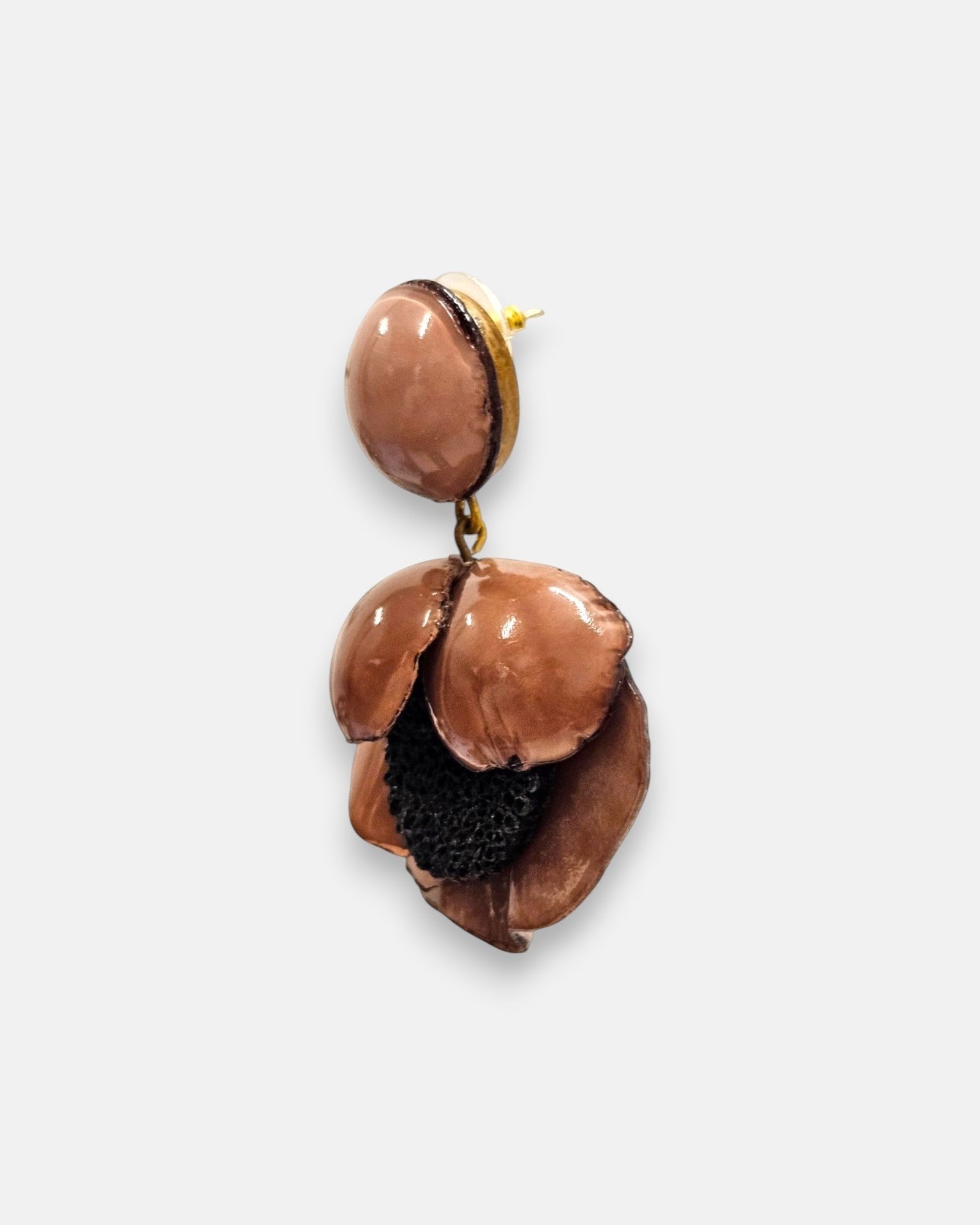 Pendientes colgantes Sanci con forma de amapola en resina color marrón topo y pistilo negro, diseño artesanal francés.