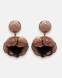 par de pendientes con forma de flor de amapola de Ciléa Paris sobre fondo claro, detallando su botón superior redondo y sus pétalos esmaltados en color marrón malva con centro negro.