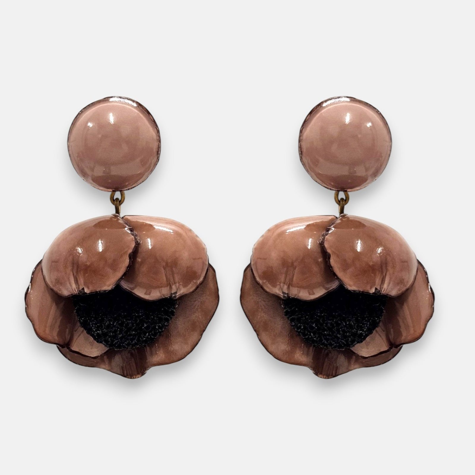 par de pendientes con forma de flor de amapola de Ciléa Paris sobre fondo claro, detallando su botón superior redondo y sus pétalos esmaltados en color marrón malva con centro negro.